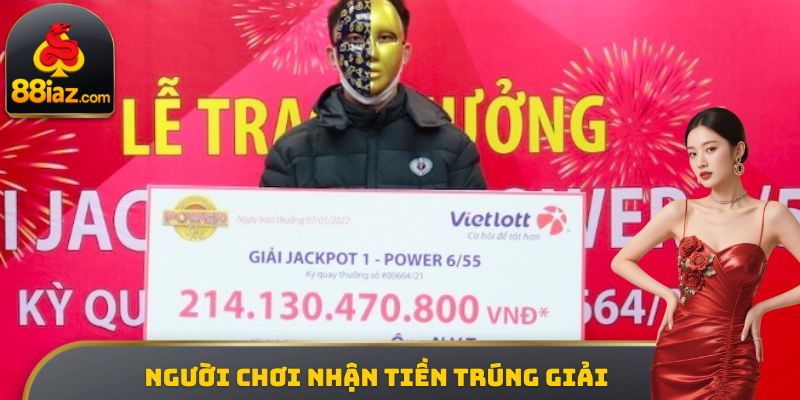 Người chơi nhận tiền trúng giải